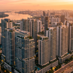Modernas torres residenciales de apartamentos en una ciudad asiática al atardecer