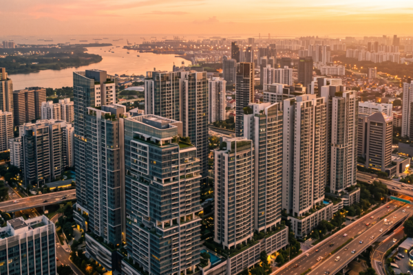 Modernas torres residenciales de apartamentos en una ciudad asiática al atardecer