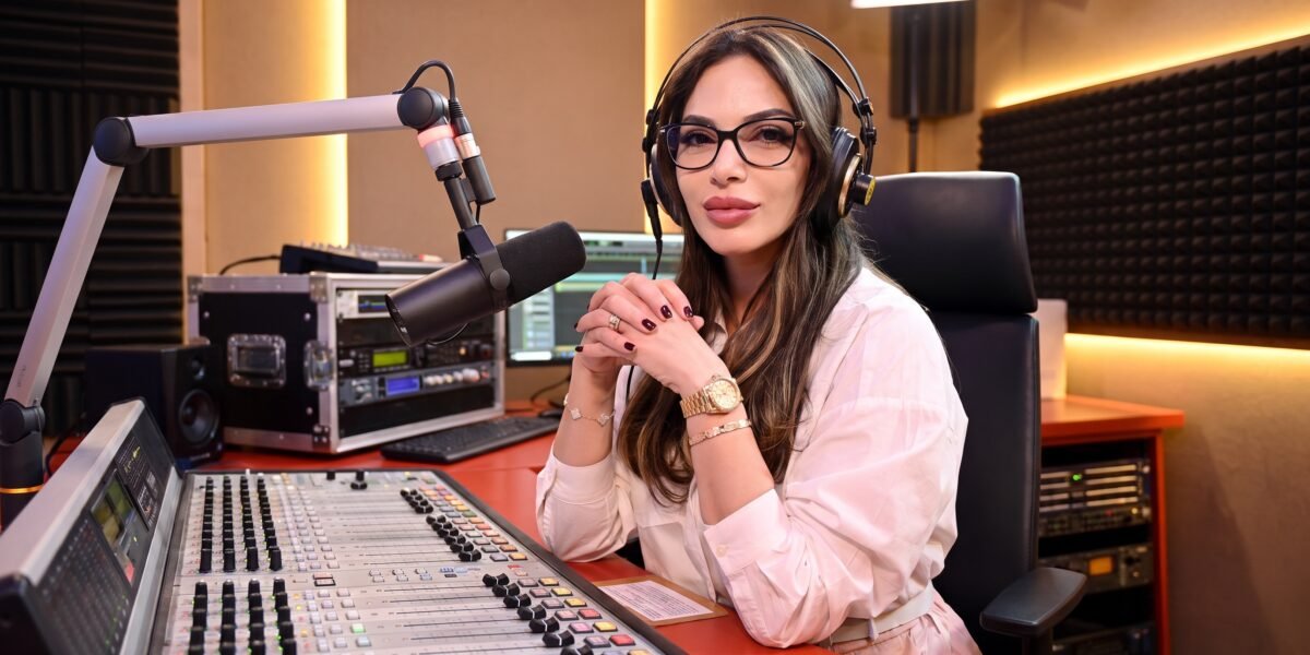 Hony Estrella en un estudio de radio profesional, tras anunciar su salida de La Fabrica