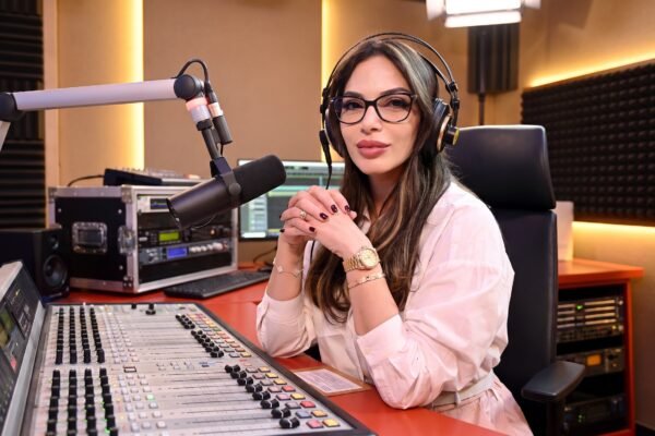 Hony Estrella en un estudio de radio profesional, tras anunciar su salida de La Fabrica
