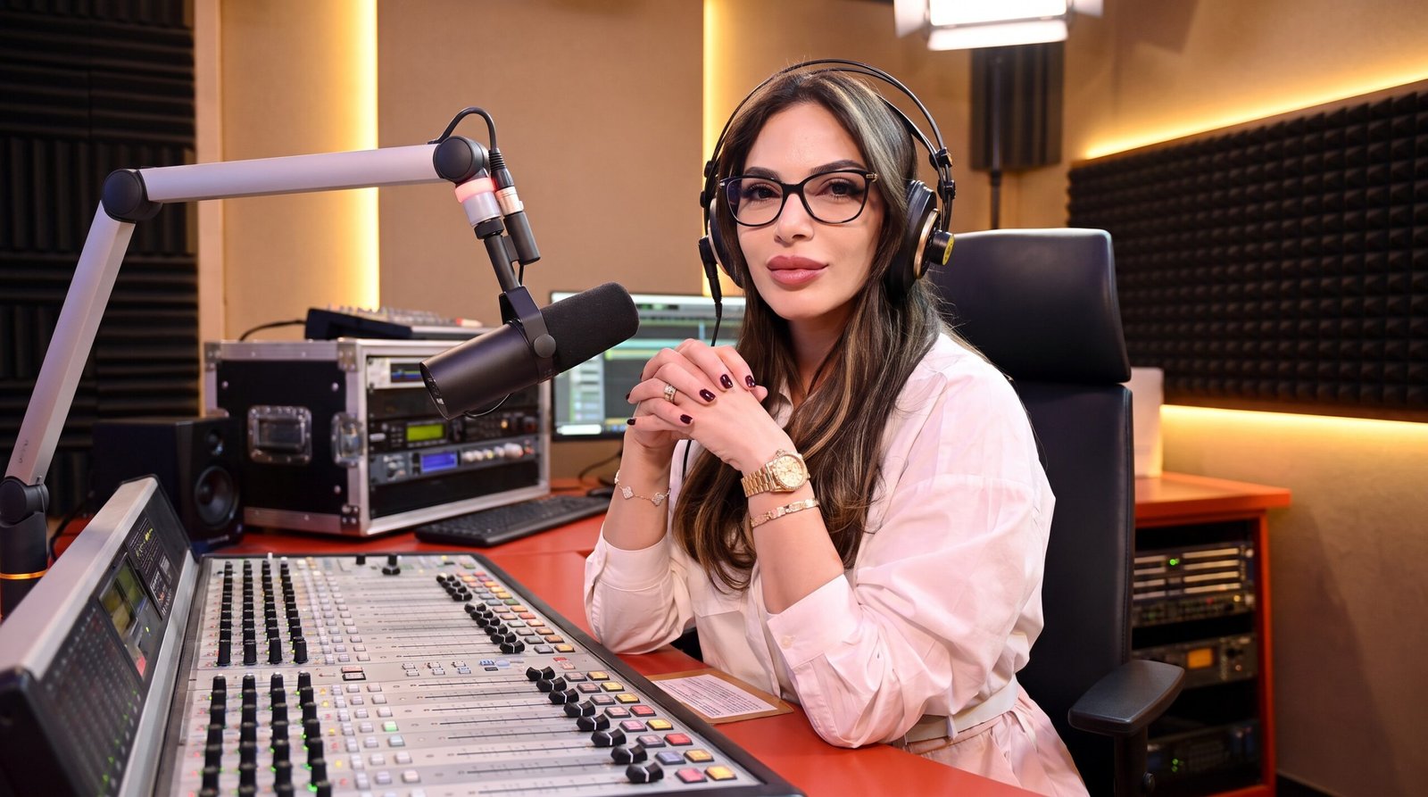 Hony Estrella en un estudio de radio profesional, tras anunciar su salida de La Fabrica