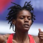 Marileidy Paulino corriendo con el uniforme de la Republica Dominicana