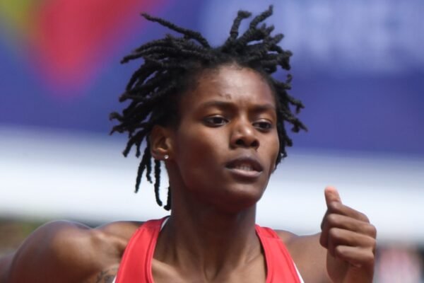 Marileidy Paulino corriendo con el uniforme de la Republica Dominicana
