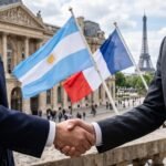 Escena diplomática en París con banderas de Argentina y Francia