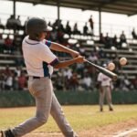 Acción de béisbol juvenil en un estadio durante un torneo internacional