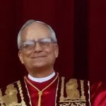El papa León XIV saluda desde el balcón de la basílica de San Pedro tras su elección, en mayo de 2025