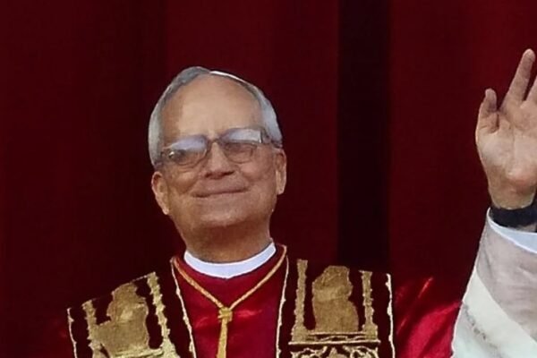 El papa León XIV saluda desde el balcón de la basílica de San Pedro tras su elección, en mayo de 2025