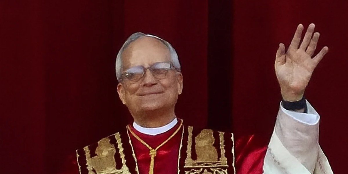 El papa León XIV saluda desde el balcón de la basílica de San Pedro tras su elección, en mayo de 2025
