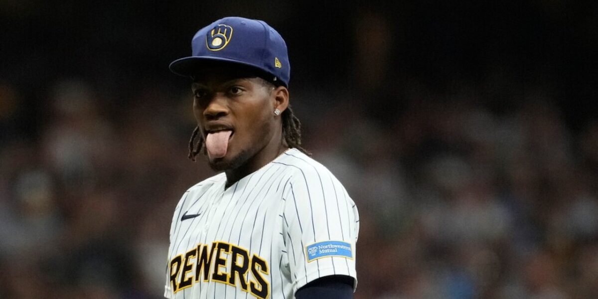 El lanzador Abner Uribe, con el uniforme número 45 de los Cerveceros de Milwaukee, saca la lengua en el terreno durante un partido