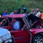 Cinco muertos de Yamasá en un choque en la Circunvalación de Santo Domingo Un automóvil rojo destrozado tras chocar con otro vehículo, rodeado de curiosos y motoristas en una carretera