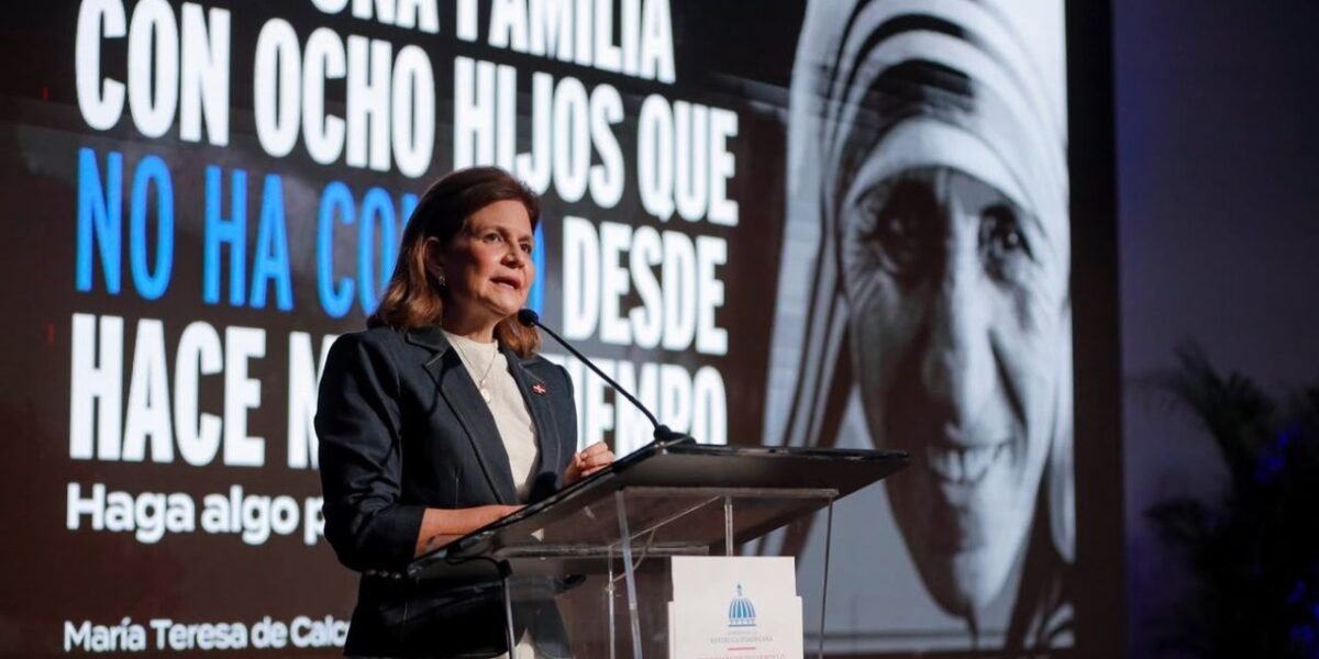 La vicepresidenta Raquel Peña habla desde un atril de Supérate ante una pantalla con una cita de María Teresa de Calcuta