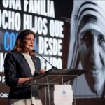 Pobreza monetaria baja a 14.58 % en el primer semestre, según el Gobierno La vicepresidenta Raquel Peña habla desde un atril de Supérate ante una pantalla con una cita de María Teresa de Calcuta