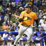 Las Águilas vencen 9-5 al Licey y suman su victoria 500 ante los azules Un jugador de las Águilas Cibaeñas, con camiseta amarilla y casco, grita mientras corre; al fondo, el dugout de los Tigres del Licey y el público en las gradas