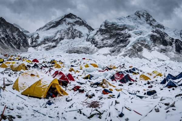 Tragedia en el Himalaya: Alud sepulta y mata a 15 trabajadores en campamento