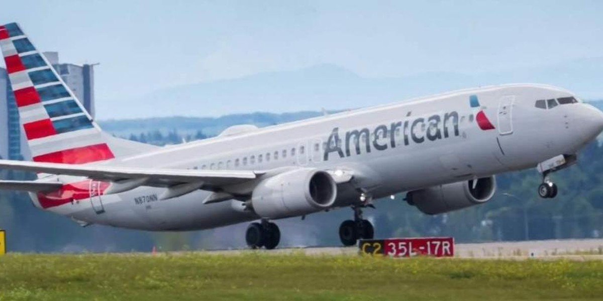 Avión de American Airlines despega de una pista