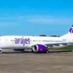 Arajet ofrece descuentos de hasta 50 % en sus vuelos internacionales Avión Boeing 737 MAX de Arajet, blanco con el logotipo morado, en la pista de un aeropuerto con cielo despejado