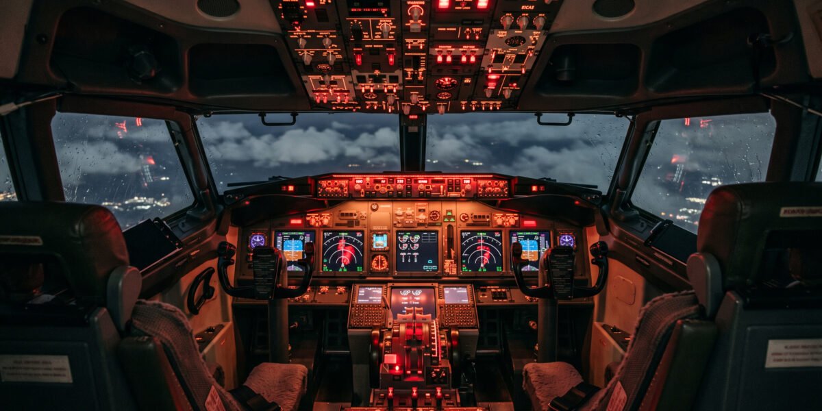 Conceptual de cabina de avión en emergencia con luces rojas