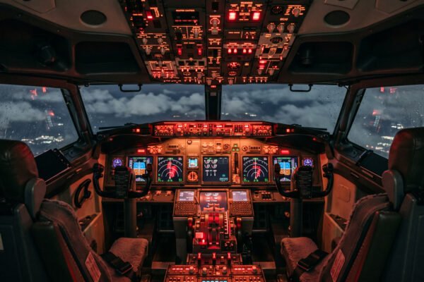 Conceptual de cabina de avión en emergencia con luces rojas