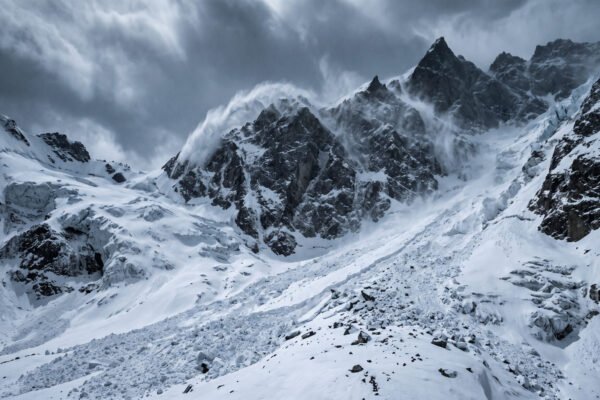 Tragedia en el Himalaya: Avalancha en Nepal deja al menos 15 muertos
