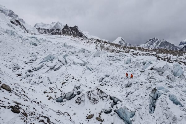 avalancha nepal obreros muertos campamento 2026