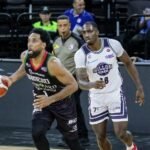 Un jugador de Bameso conduce el balón marcado por un jugador de El Millón durante un partido del TBS Distrito