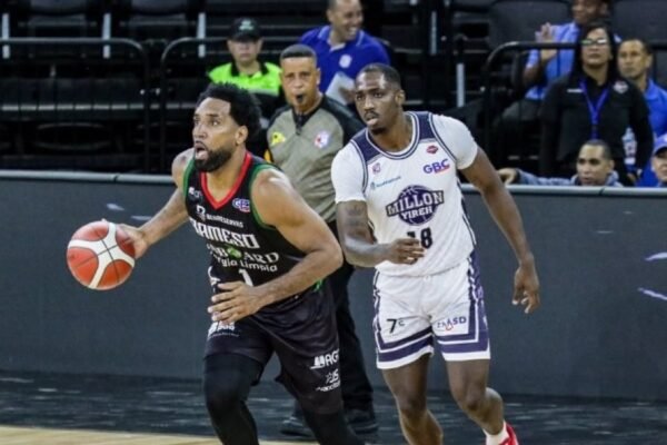 Un jugador de Bameso conduce el balón marcado por un jugador de El Millón durante un partido del TBS Distrito