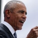 Netanyahu replica a Obama tras decir que Israel tomó tierras de otro pueblo Barack Obama habla con el puño en alto durante un discurso al aire libre