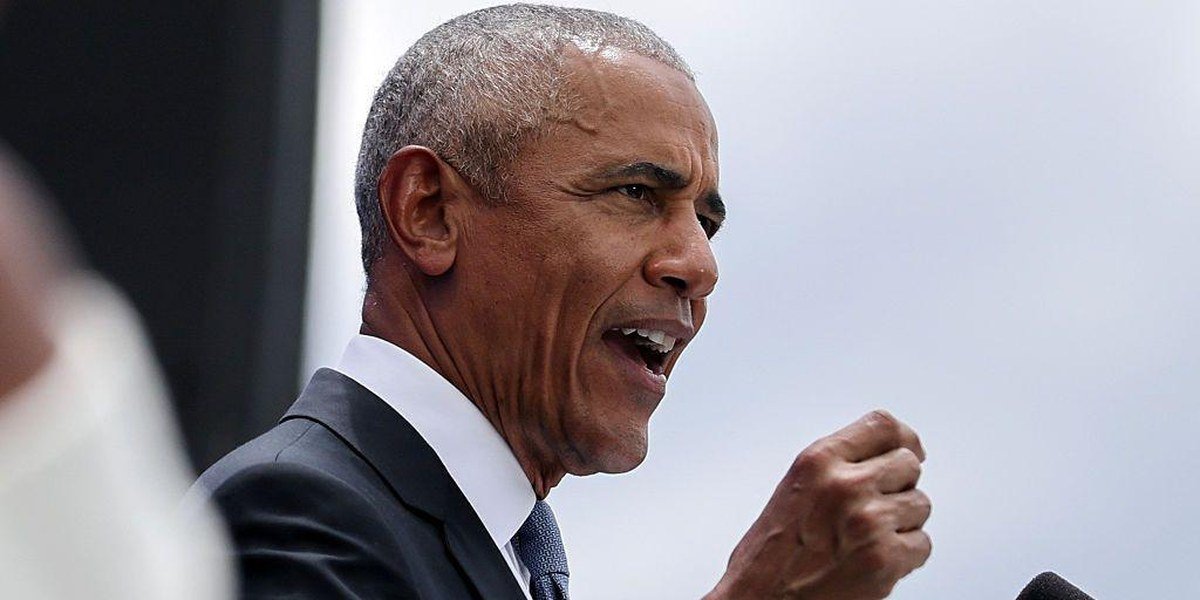 Barack Obama habla con el puño en alto durante un discurso al aire libre