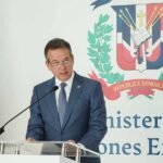 El canciller Víctor Bisonó habla desde un atril en el Ministerio de Relaciones Exteriores