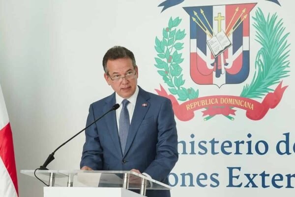 El canciller Víctor Bisonó habla desde un atril en el Ministerio de Relaciones Exteriores