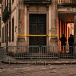 Estados Unidos y Australia cierran sus embajadas en Brasil por alta tensión e inseguridad electoral Fachada de embajada cerrada con cintas de seguridad en Brasil