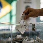 Flávio Bolsonaro aventaja a Lula y fuerza segunda vuelta en Brasil