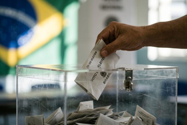 Flávio Bolsonaro aventaja a Lula y fuerza segunda vuelta en Brasil