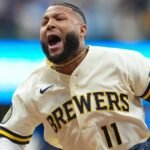 Un jugador de los Cerveceros de Milwaukee con el número 11 grita eufórico tras una jugada