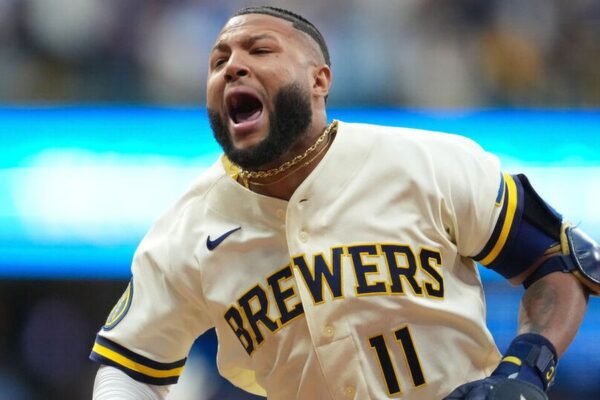 Un jugador de los Cerveceros de Milwaukee con el número 11 grita eufórico tras una jugada