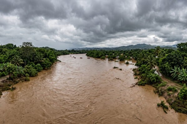 Vista panorámica del río Yaque del Norte con aguas turbias