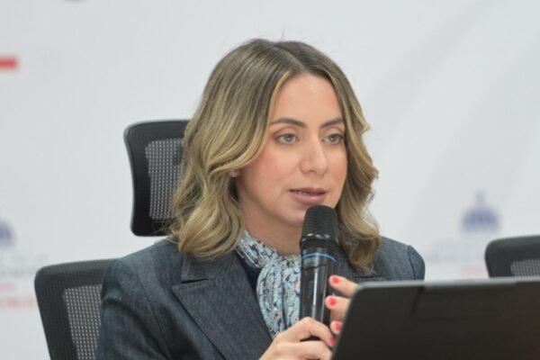 Una funcionaria habla con un micrófono durante una rueda de prensa del Gobierno dominicano
