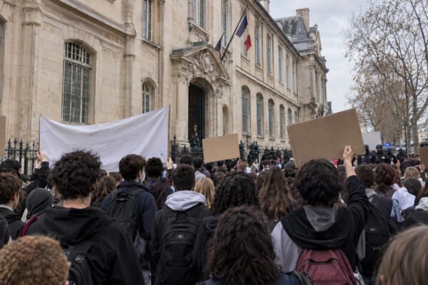 caos francia protestas escuelas 2026