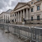 Caos en Madrid: 600 policías blindan el Congreso ante el posible desplome de los decretos de vivienda Blindaje policial en el Congreso de Madrid