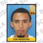 Abaten en Verón a «Carlos el Menol», buscado por un crimen en Nagua Foto de cédula de un hombre joven de cabello rizado y perilla, dentro de una ficha de búsqueda con la leyenda «SE BUSCA»