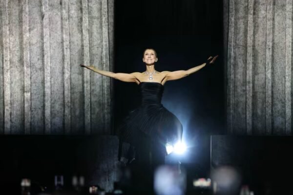 Celine Dion, con vestido negro, abre los brazos en el escenario ante el público