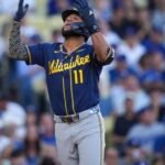 Los Cerveceros pueden ganar el martes su primer título de Serie Mundial Un jugador de los Cerveceros de Milwaukee con el número 11 levanta los brazos y mira al cielo en el terreno, con el público al fondo