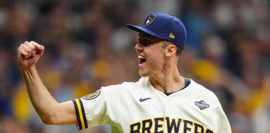 Un jugador de los Cerveceros de Milwaukee, con el parche de la Serie Mundial, grita y levanta el puño