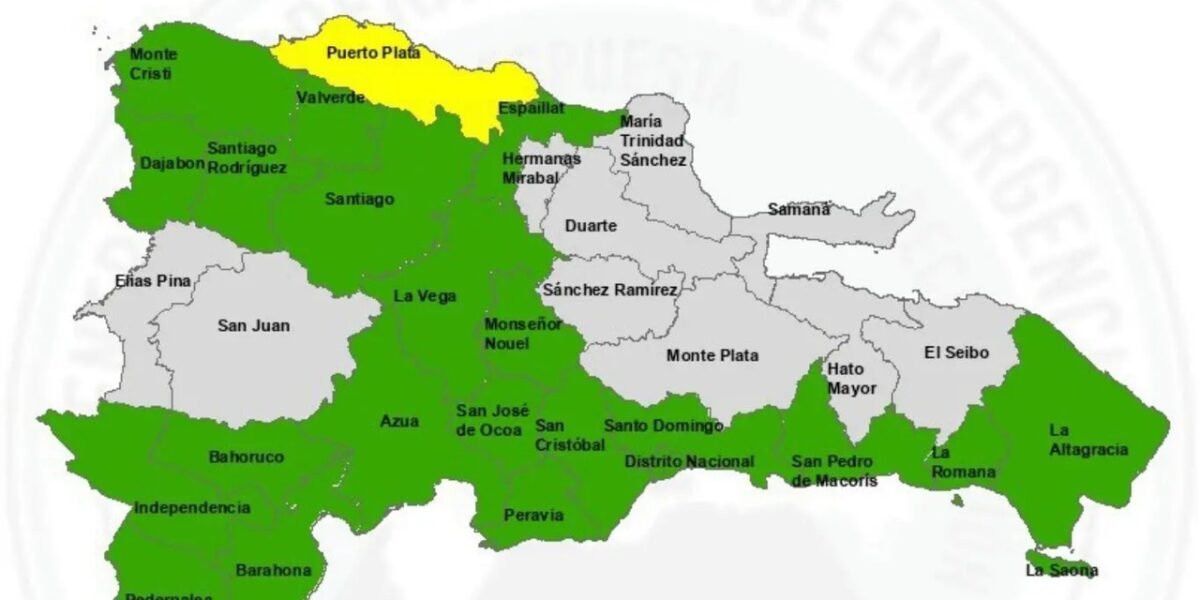 Mapa de la República Dominicana con Puerto Plata en amarillo, 21 provincias en verde en alerta y el resto en gris