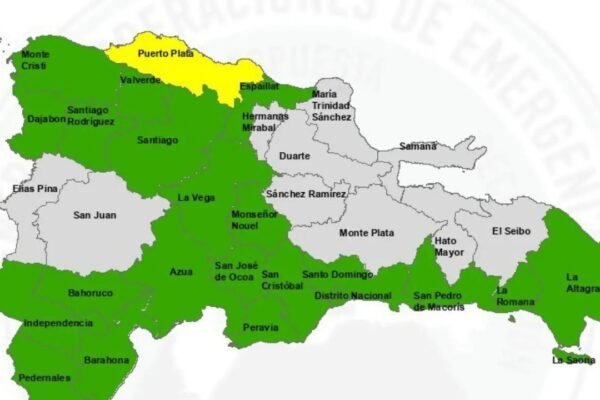 Mapa de la República Dominicana con Puerto Plata en amarillo, 21 provincias en verde en alerta y el resto en gris