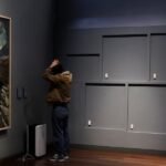 Colombia retira más de 30 obras del Museo Nacional por orden del Gobierno Visitantes en una sala del Museo Nacional de Colombia junto a un muro gris del que se retiraron las piezas expuestas