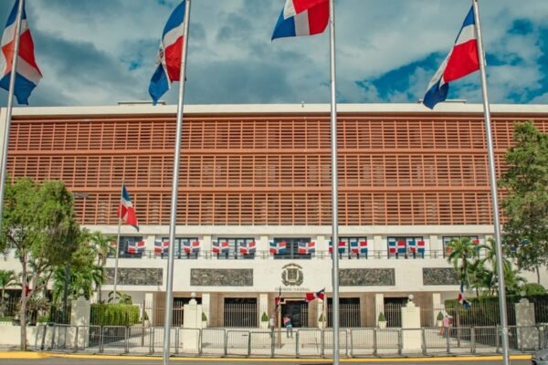 Fachada del Congreso Nacional en Santo Domingo con banderas dominicanas