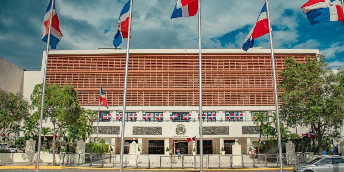 Fachada del Congreso Nacional en Santo Domingo con banderas dominicanas