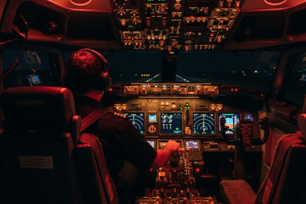 Pánico en el aire: Copiloto de FlyDubai intenta atacar al capitán con un hacha en pleno vuelo