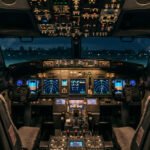 Copiloto de Flydubai intenta estrellar avión en pleno vuelo hacia Israel Cabina de avión comercial moderno con luces dramáticas